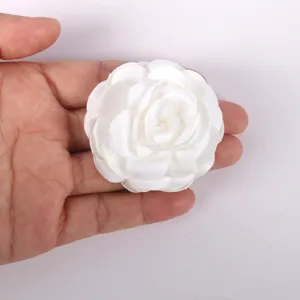 Détail de fleur de camélia en tissu blanc, broche DIY faite à la main et accessoire de vêtement.