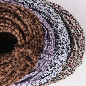 Dettaglio corda tonda leopardata floccatata 5mm, materiale morbido per coulisse felpa fai da te.