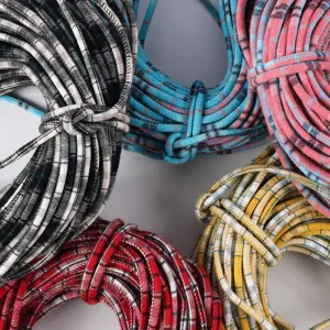 Dettaglio corda a quadri colorati 5mm con superficie testurizzata per abbigliamento fai da te.