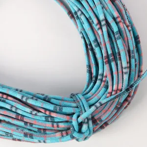 Dettaglio in primo piano della corda scozzese floccata da 5mm, motivo blu e rosa per cinturini.