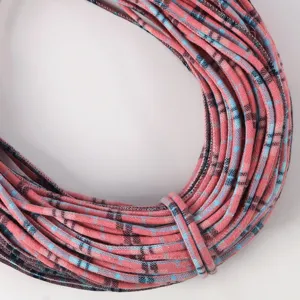 Vista dettagliata del cordino a quadri rosa e blu da 5 mm per cappuccio di abbigliamento fai da te.