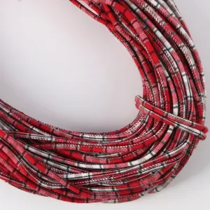 Dettaglio cordino in tessuto scozzese rosso, corda rotonda 5mm per fai da te abbigliamento.