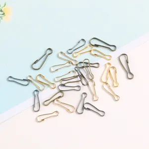 Gros plan détaillé de boucles métalliques en forme de gourde pour bijoux et sacs à main DIY