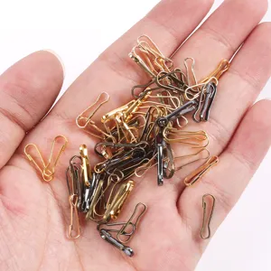 Gros plan de crochets métalliques en forme de gourde pour bijoux et accessoires DIY.