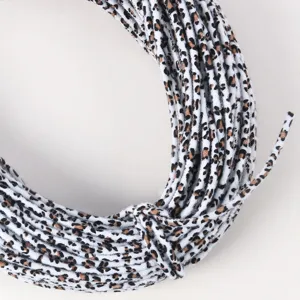 Dettaglio del cordino soffice con stampa leopardata che mostra chiaramente il diametro.