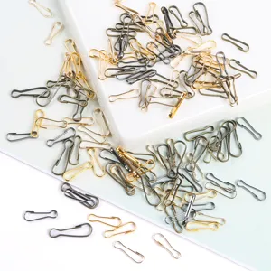 Vue rapprochée de diverses épingles à nourrice métalliques pour la création de bijoux