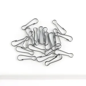 Vue détaillée de crochets à ressort en métal gris pour accessoires DIY