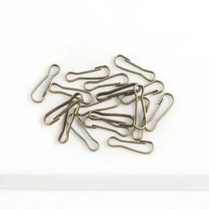 Vue détaillée de fermoirs métalliques en forme de gourde pour la fabrication de bijoux.