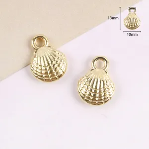 Détail du pendentif coquillage doré, idéal pour la fabrication de bijoux DIY et boucles d'oreilles.