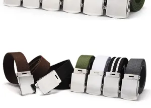 Gedetailleerd overzicht van tactische canvas riemen met metalen gespen in diverse kleuren.