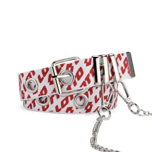 Primer plano de cinturón punk de lona blanca con estampado LOVE rojo y cadena