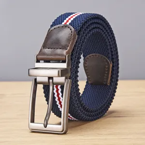 Detail van de geweven elastische herenriem voor heren met metalen doorngesp en leder.
