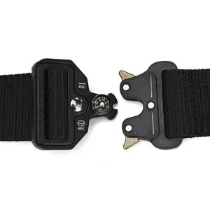 Gros plan sur une ceinture tactique en nylon avec boucle à dégagement rapide et boussole