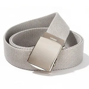 Detail van grijze canvas riem met stevige metalen gesp voor dagelijks en casual gebruik.