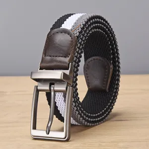 Detailfoto van heren casual geweven elastische riem met stijlvolle metalen gesp.