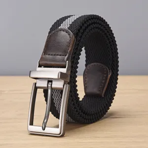 Detail van heren elastische gevlochten riem met draaibare metalen gesp en textuur.