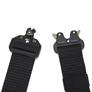 Vue détaillée d'une ceinture tactique en nylon avec boucle de boussole intégrée
