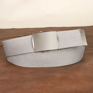 Close-up van lichtgrijze canvas riem met gepolijste metalen gesp, minimalistisch dagelijks accessoire.