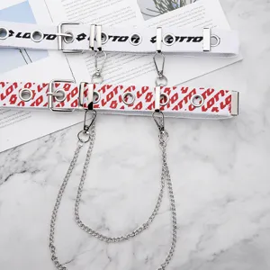 Cinturón punk hip-hop blanco con ojales, cadenas plateadas y logo estampado repetido