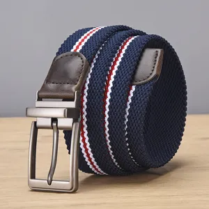 Gedetailleerde close-up van de geweven elastische riem met metalen draaibare gesp en nette afwerking.