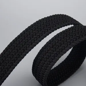 Nahaufnahme eines schwarzen geflochtenen elastischen Canvas-Gürtels ohne Löcher.