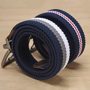 Heren casual gevlochten stretch riem met klassiek streepontwerp en metalen gesp detail.