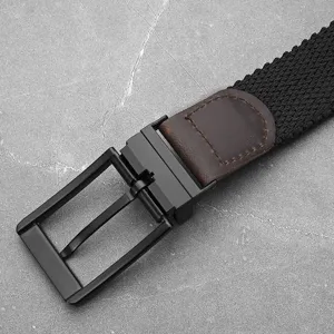 Close-up van de heren casual geweven elastische riem met zwarte gesp en lederen afwerking.