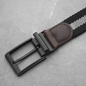 Close-up detail van heren casual geweven elastische riem met zwarte metalen draaibare gesp.