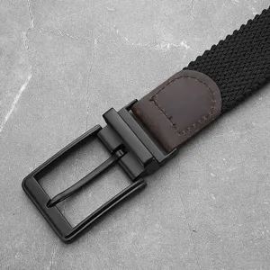 Heren casual gevlochten elastische riem metalen gesp detailopname close up weergave.