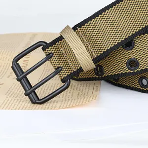 Detailopname van casual canvas riem met dubbele doorn gesp en metalen ogen voor jeans.