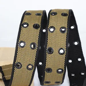 Gedetailleerd overzicht van canvas riem met dubbele metalen ogen, casual stijl jeans.