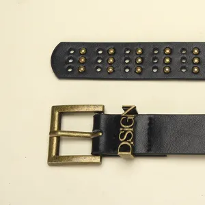 Cinturón de cuero negro estilo punk para mujer con ojales metálicos y hebilla vintage.