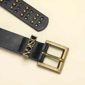 Vista detallada del cinturón ancho punk negro para mujer con hebilla de metal vintage y tachuelas.