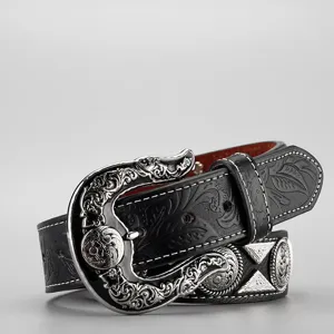 Vista dettagliata della cintura in pelle nera goffrata stile western vintage con fibbia.