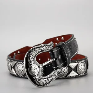Cintura in pelle intagliata vintage western con fibbia in metallo argentato decorato.