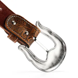 Cintura in pelle goffrata in stile western vintage primo piano con fibbia in metallo