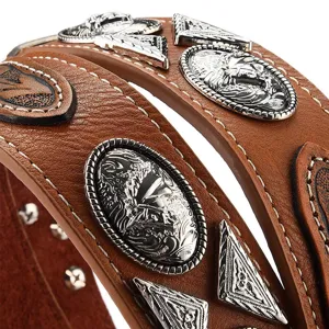 Cintura in pelle western rétro con conchos in metallo intagliato e cuciture a contrasto.