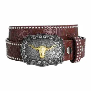 Detailansicht des braunen geprägten Westernledergürtels mit goldener Longhorn-Schnalle Nieten.