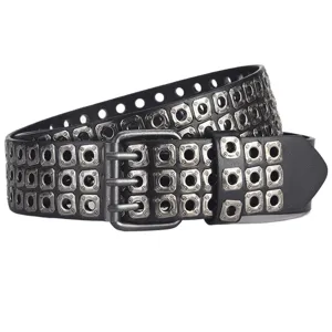Nahaufnahme des schwarzen PU-Leder-Punkgürtels mit drei Reihen quadratischer Ösen und Metallschließe.