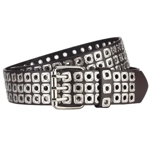 Nahaufnahme eines dunklen PU-Ledergürtels im Punk-Stil mit drei Reihen Metallösen.