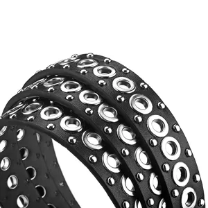 Nahaufnahme eines schwarzen Punk-Modegürtels mit silbernen Metallösen und Ziernieten-Details