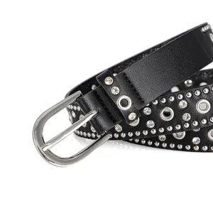 Damen schwarzer Nieten Strass Ledergürtel Nahaufnahme, Punk Metall Schnalle Hose Gürtel.