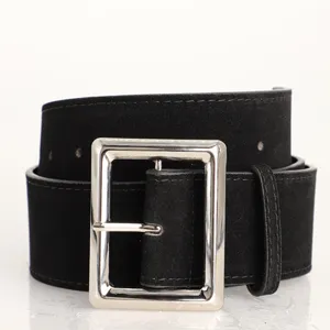 Cinturón ancho de piel PU negra para mujer con hebilla de pasador de metal plateado grande.