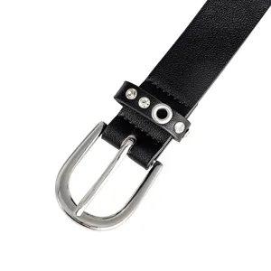 Nahaufnahme einer schwarzen Damenlederband mit Silberschnalle und Strassnietenschlaufe.