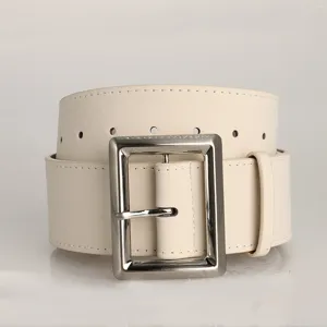 Detalle del cinturón ancho de cuero PU crema para mujer con hebilla cuadrada plateada.