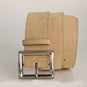Detalle de cinturón ancho de gamuza PU beige con hebilla rectangular grande de plata