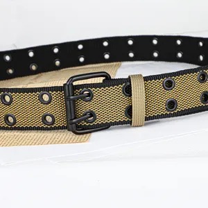 Canvas dubbele oogjes riem met metalen gesp, casual unisex jeans accessoire detailweergave.