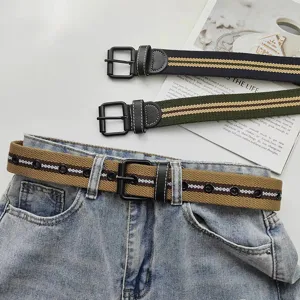 Verdickter Herren-Stoffgürtel mit 16 Löchern und schwarzer Dornschließe auf Jeans