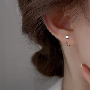 Elegante minimalistische zilveren vierkante oorknopjes met uniek geometrisch haak