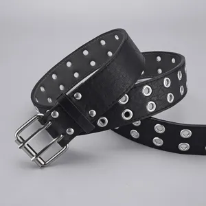 Ceinture en cuir noir style punk avec doubles rangées d'œillets métalliques et boucle.